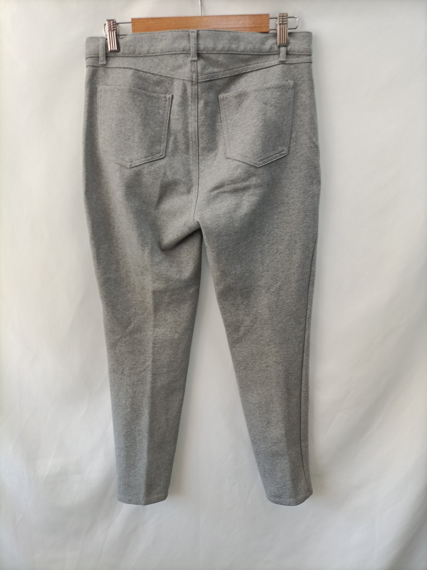 PURIFICACIÓN GARCÍA. Pantalón gris elástico T.40