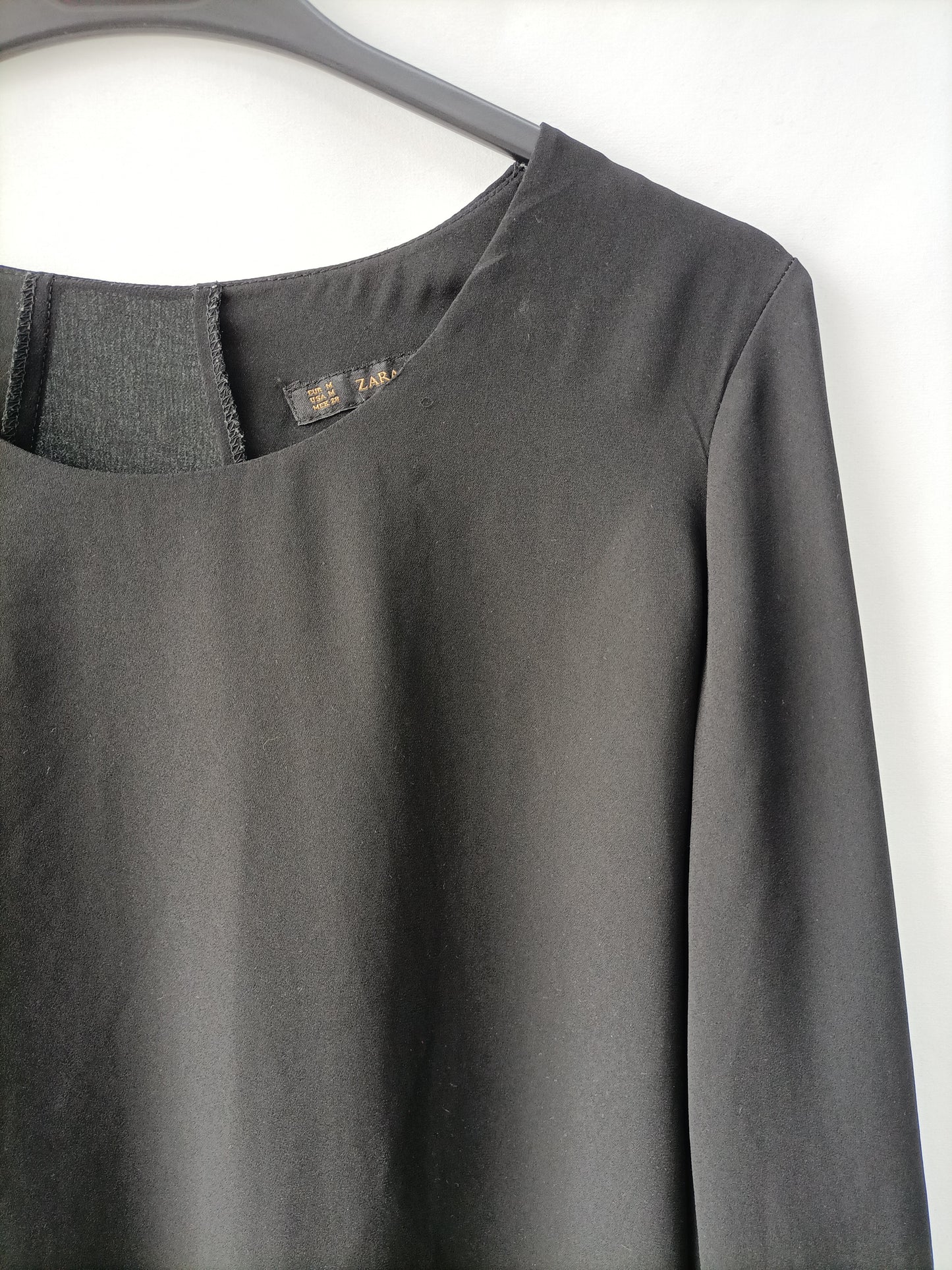 ZARA. Blusa negra capas T.m