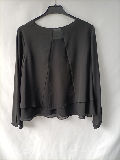 ZARA. Blusa negra capas T.m