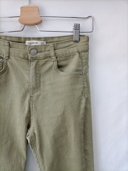 PULL&BEAR. Pantalón verde T.36 (32)