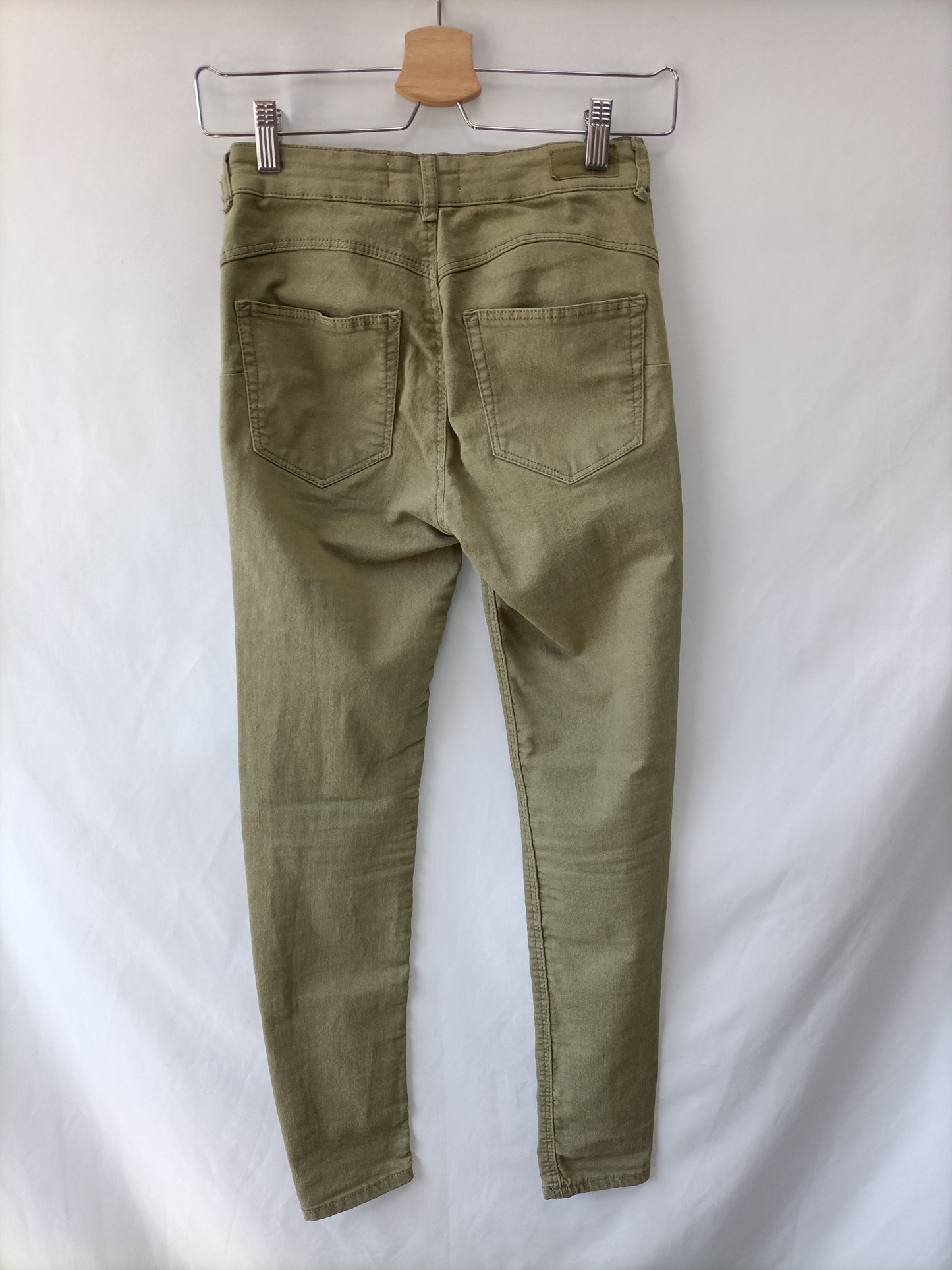 PULL&BEAR. Pantalón verde T.36 (32)