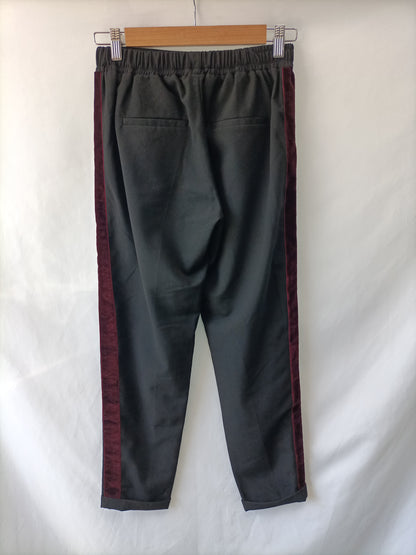 BERSHKA. Pantalón negro raya T.s