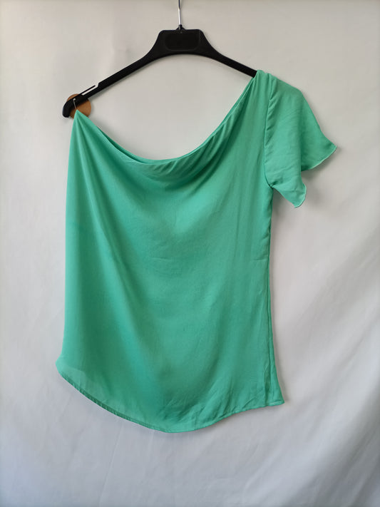 OTRAS. Blusa verde manga asimetrica T.m/l