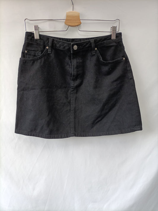 H&M. Falda negra denim T.38