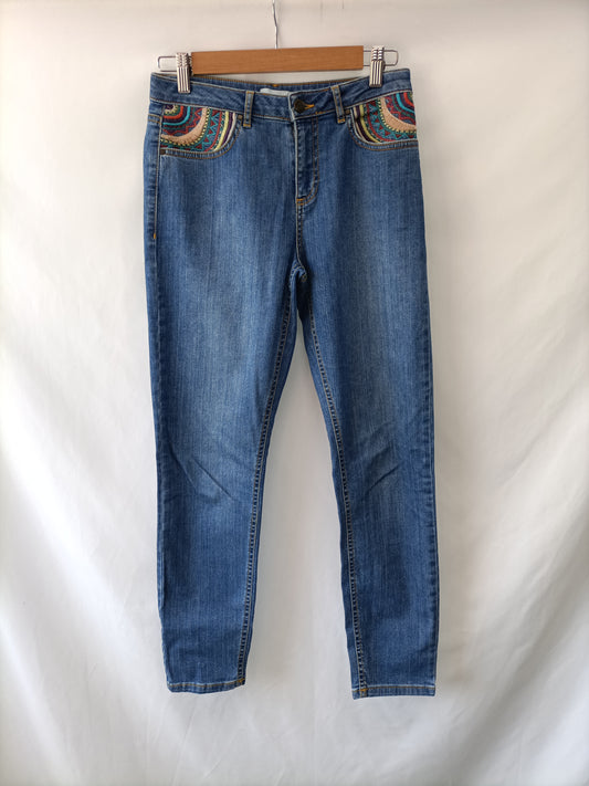 INTROPIA. Pantalón denim bordados T.36