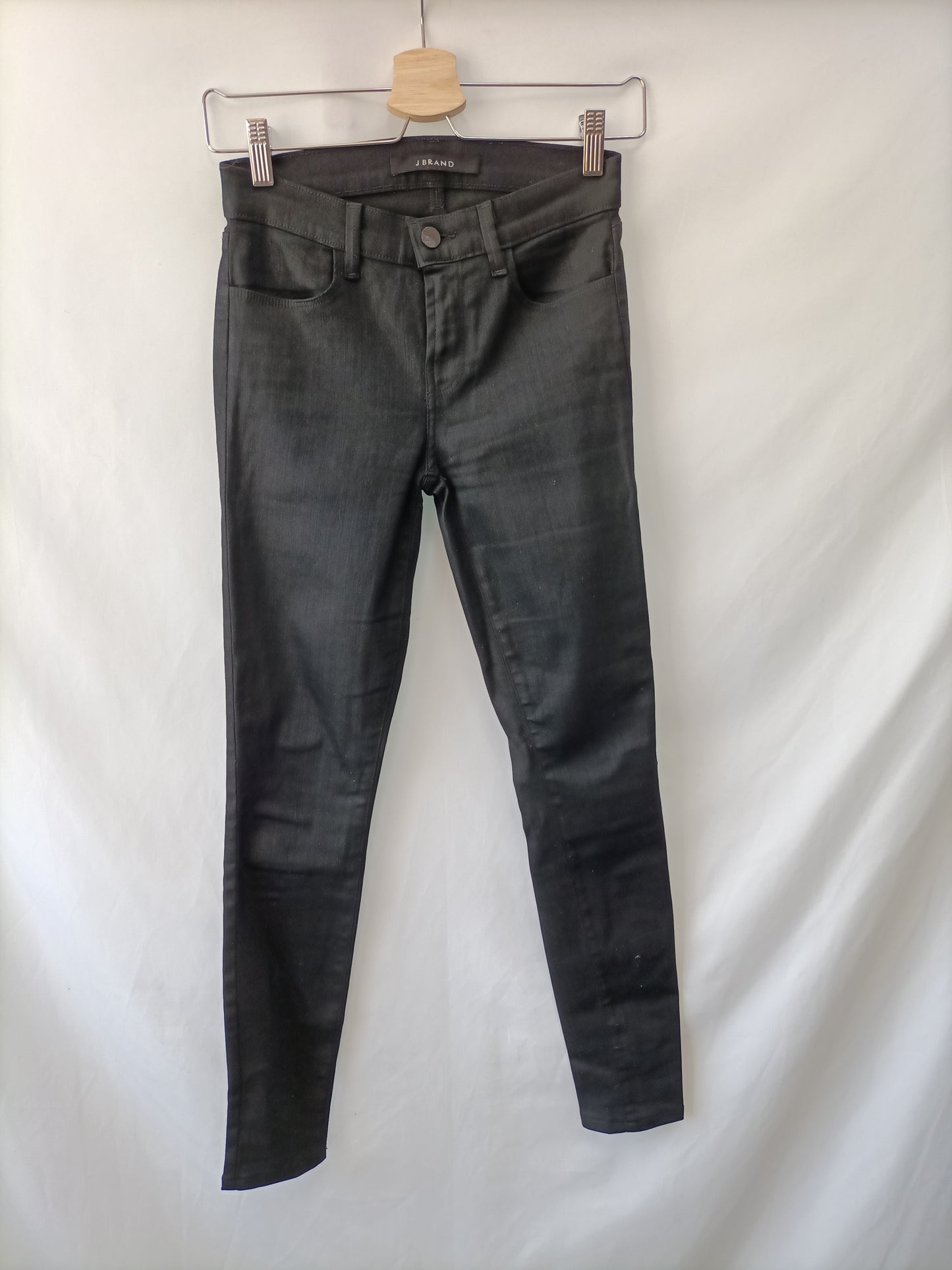 J BRAND. Pantalón negro encerado T.32