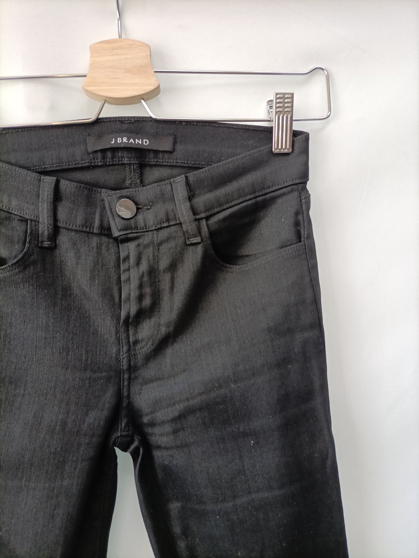 J BRAND. Pantalón negro encerado T.32