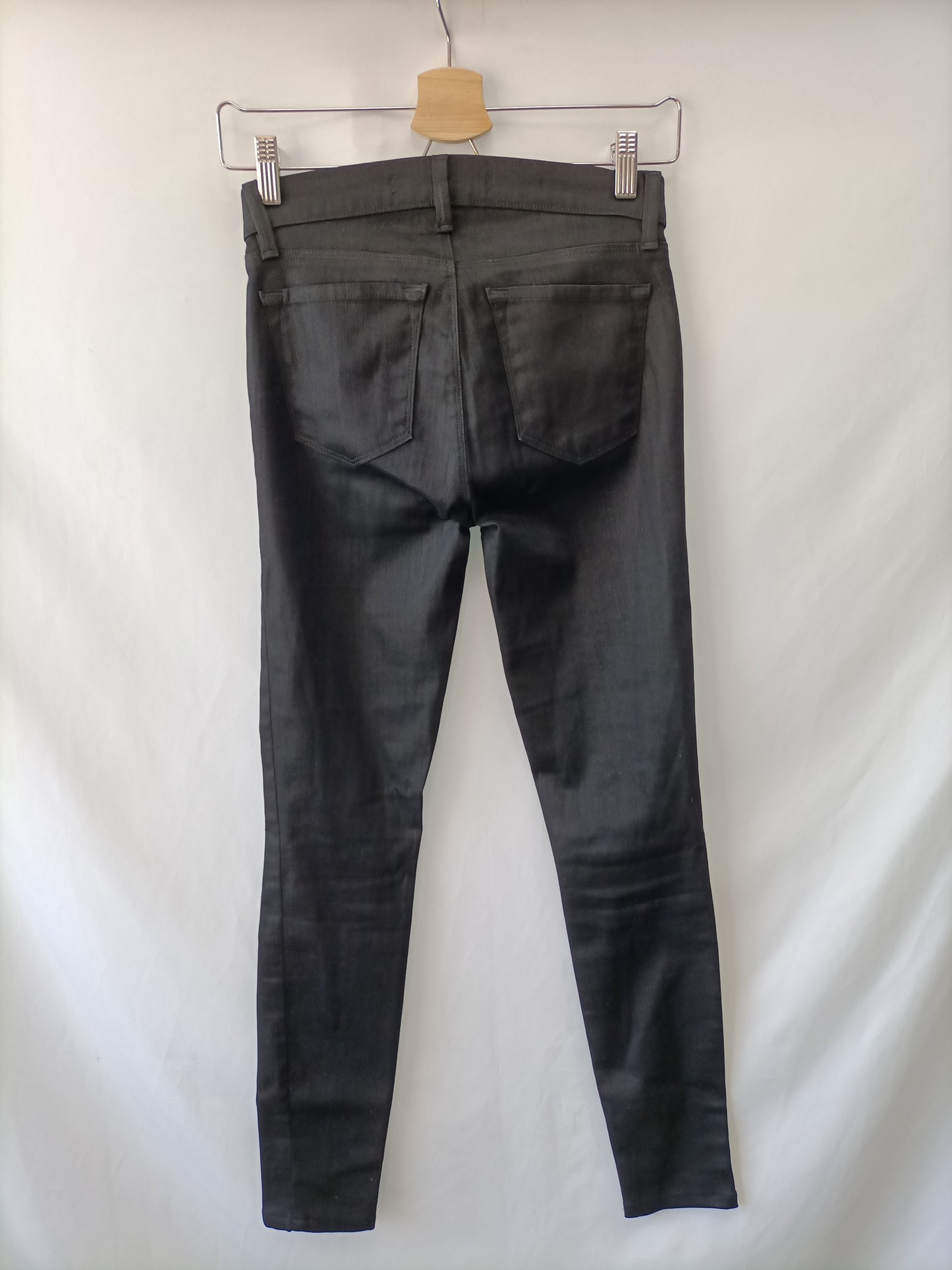 J BRAND. Pantalón negro encerado T.32