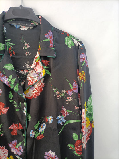 ZARA. Blusa/blazer negra flores T.s