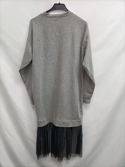 BERSHKA. Vestido gris volante T.xs