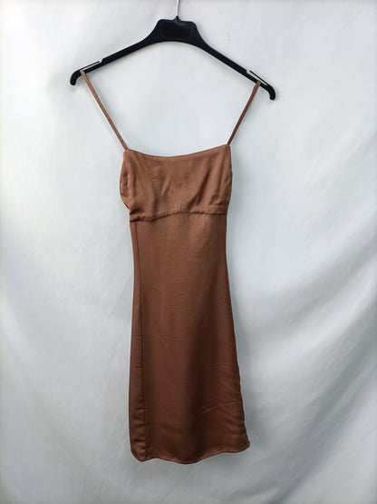 PULL& BEAR. Vestido corto marrón T.s