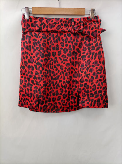 BERSHKA. Falda roja animal print T.s