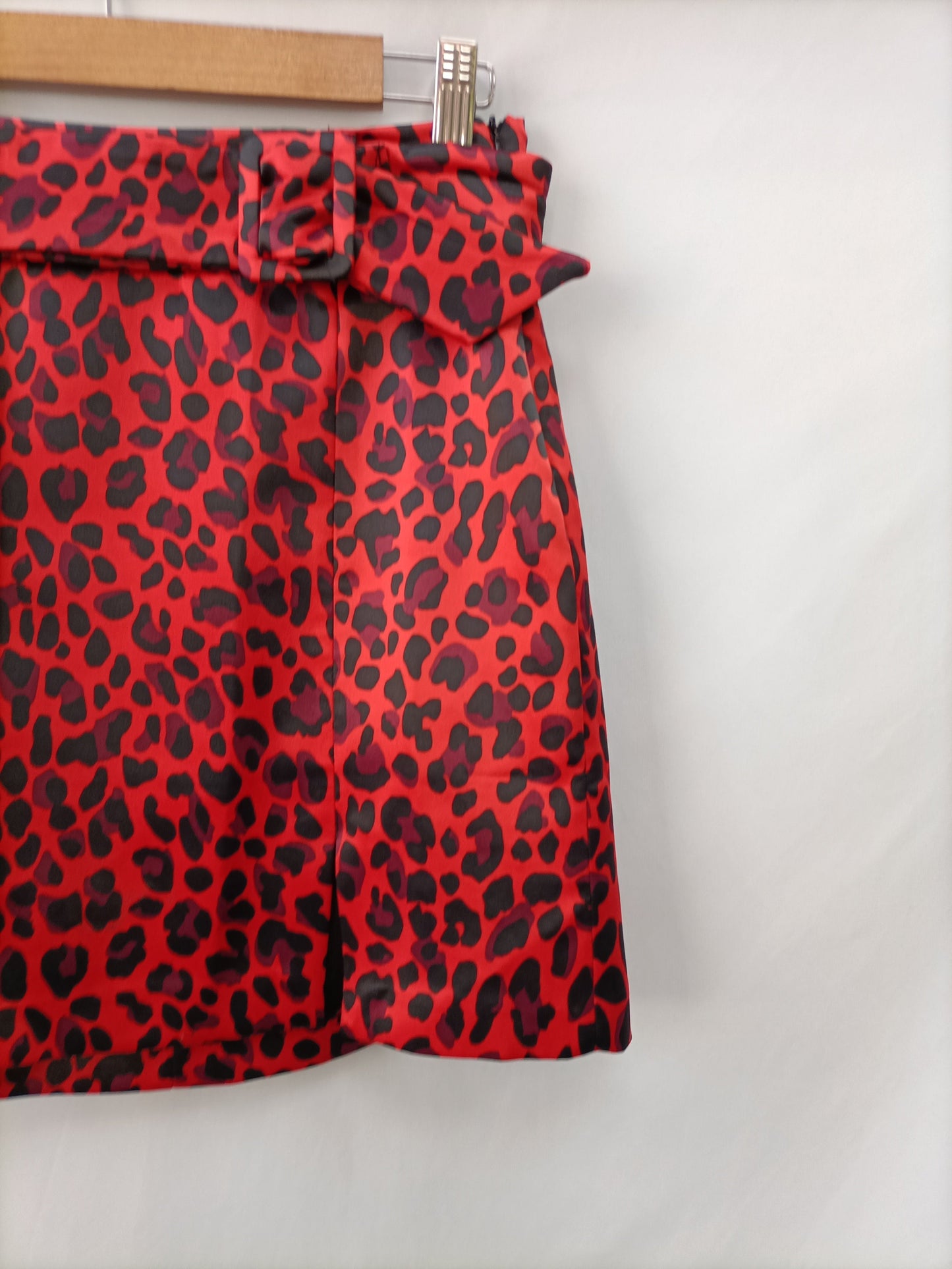 BERSHKA. Falda roja animal print T.s