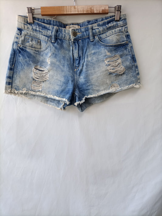 STRADIVARIUS. Shorts efecto desgastado T.38