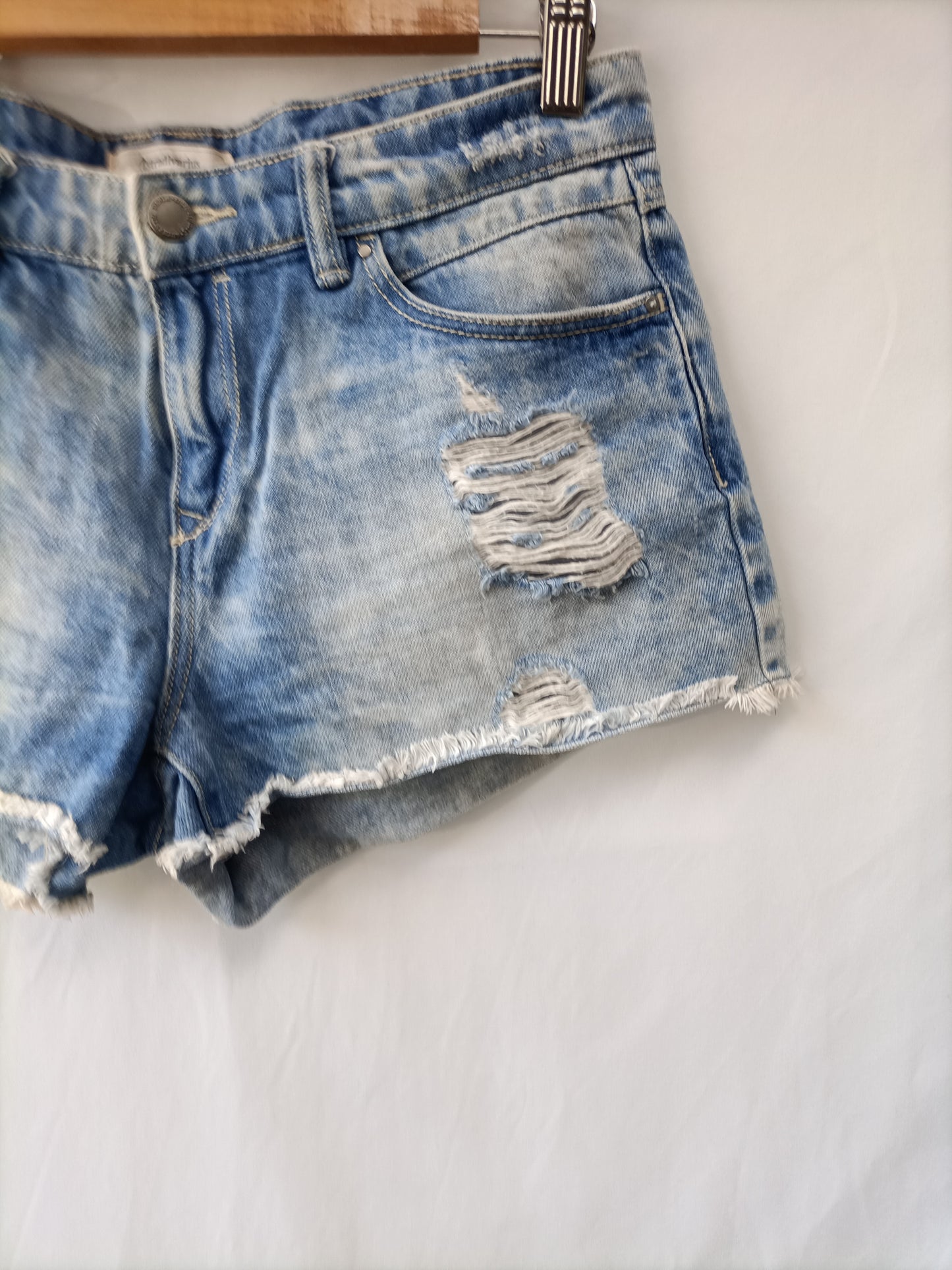 STRADIVARIUS. Shorts efecto desgastado T.38