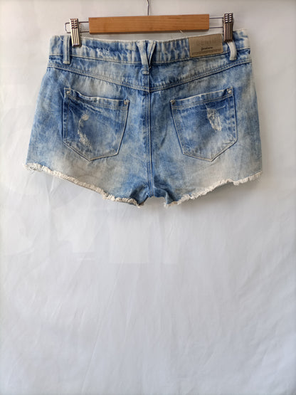 STRADIVARIUS. Shorts efecto desgastado T.38