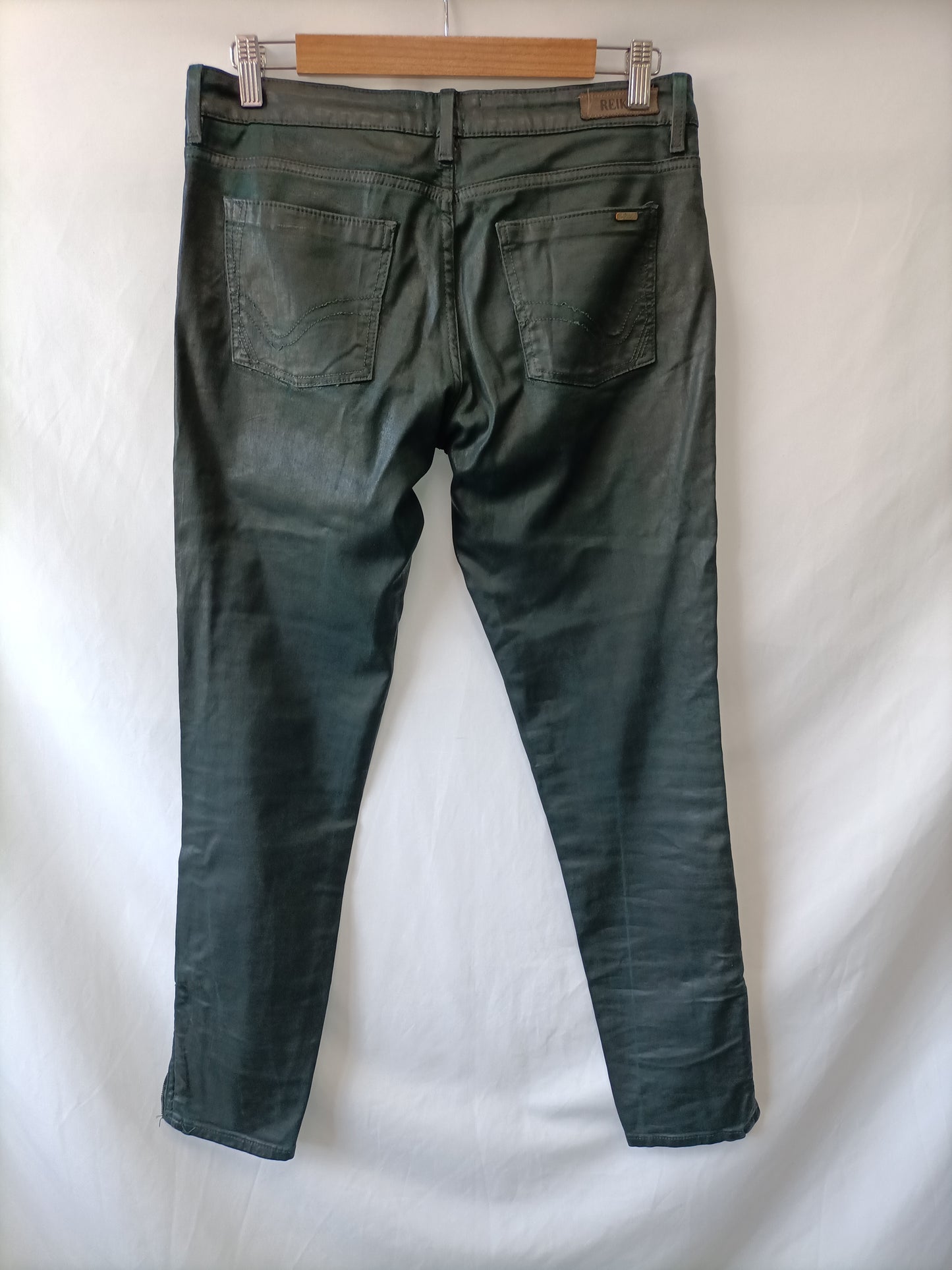 REIKO. Pantalón verde encerado T26(40)