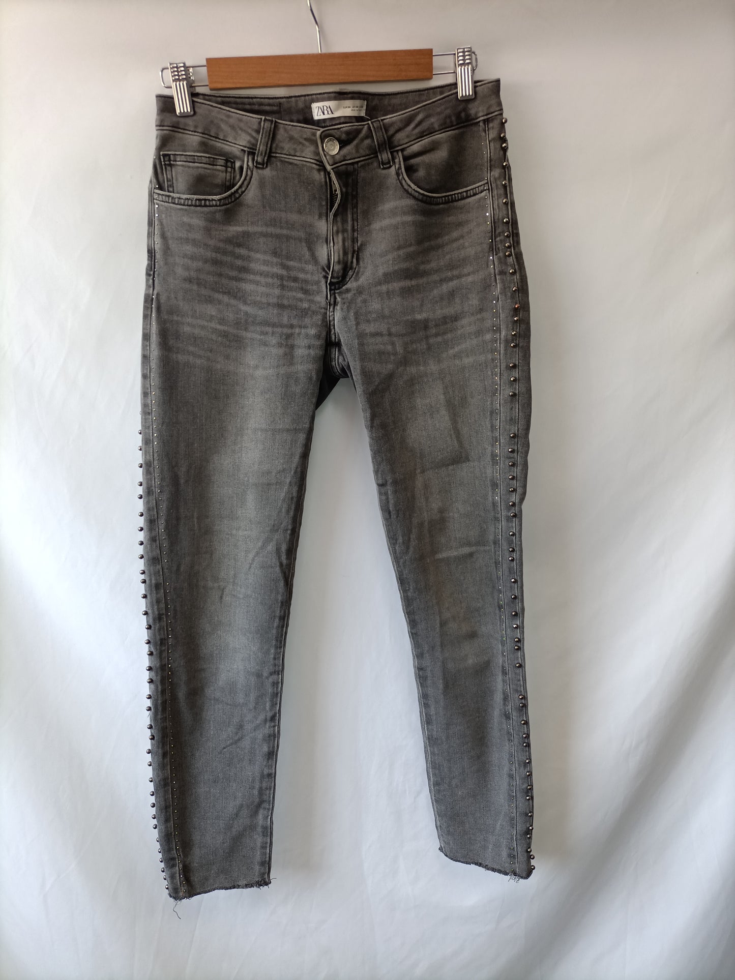 ZARA. Pantalón gris tachuelas T.38(tara)