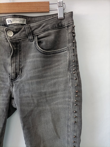 ZARA. Pantalón gris tachuelas T.38(tara)