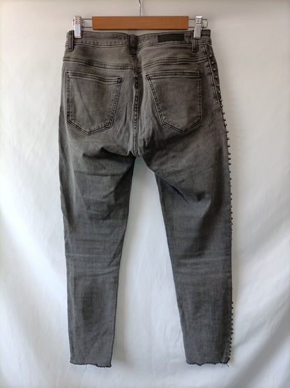 ZARA. Pantalón gris tachuelas T.38(tara)