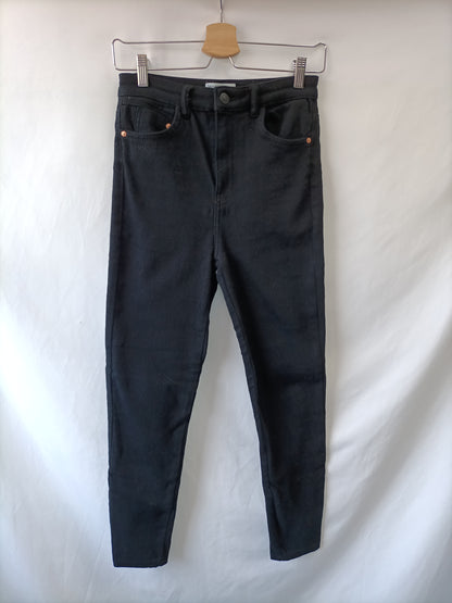 BERSHKA. Pantalón negro clásico T.38