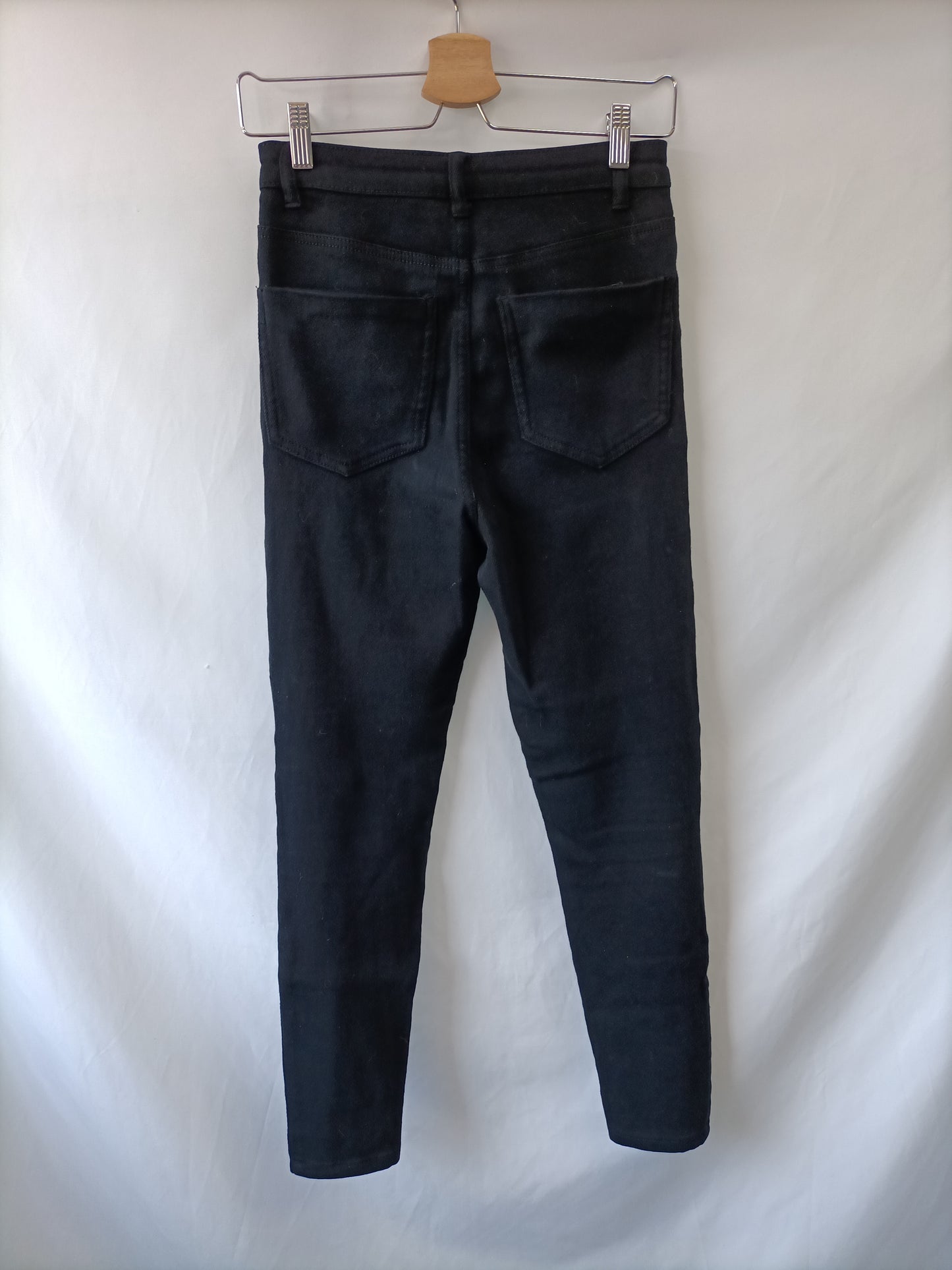 BERSHKA. Pantalón negro clásico T.38