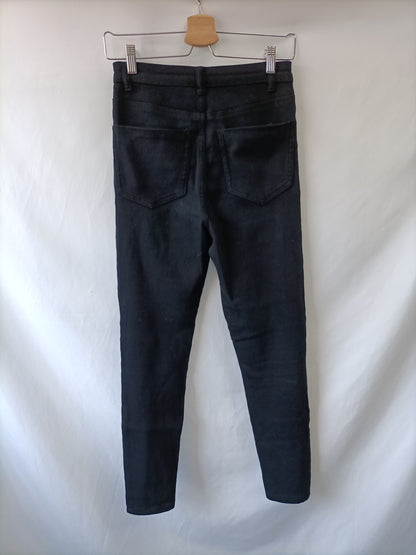 BERSHKA. Pantalón negro clásico T.38