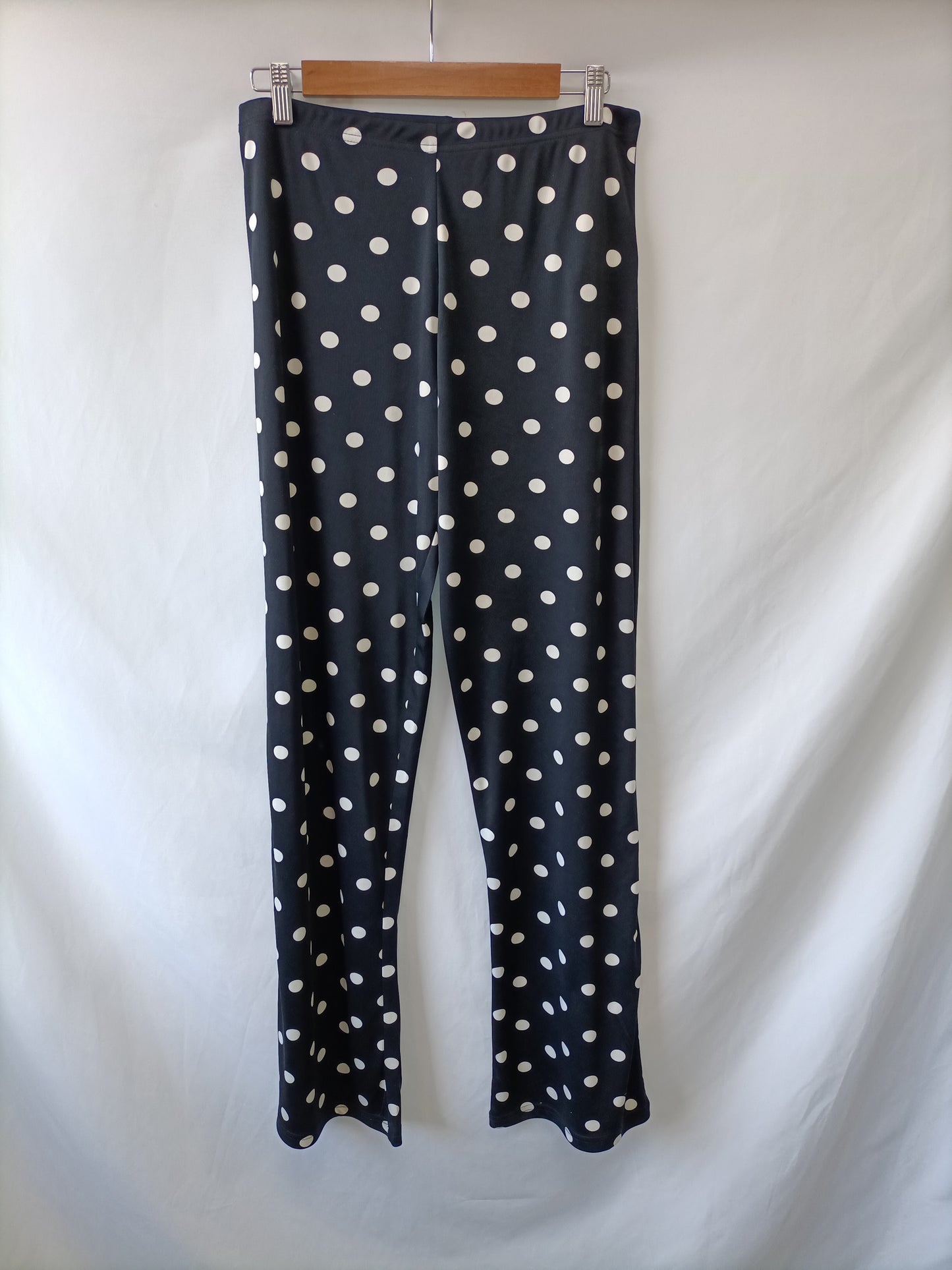 SFERA. Pantalón negro lunares T.m