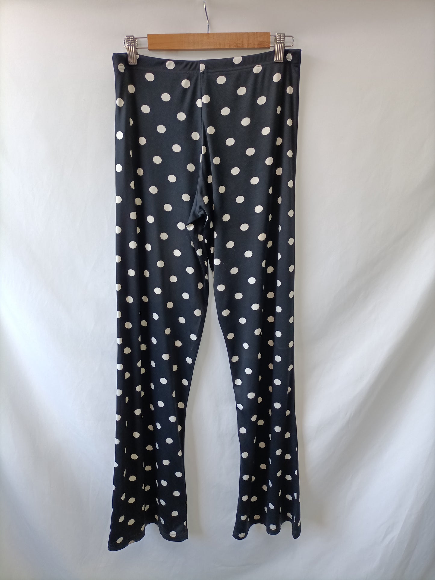 SFERA. Pantalón negro lunares T.m