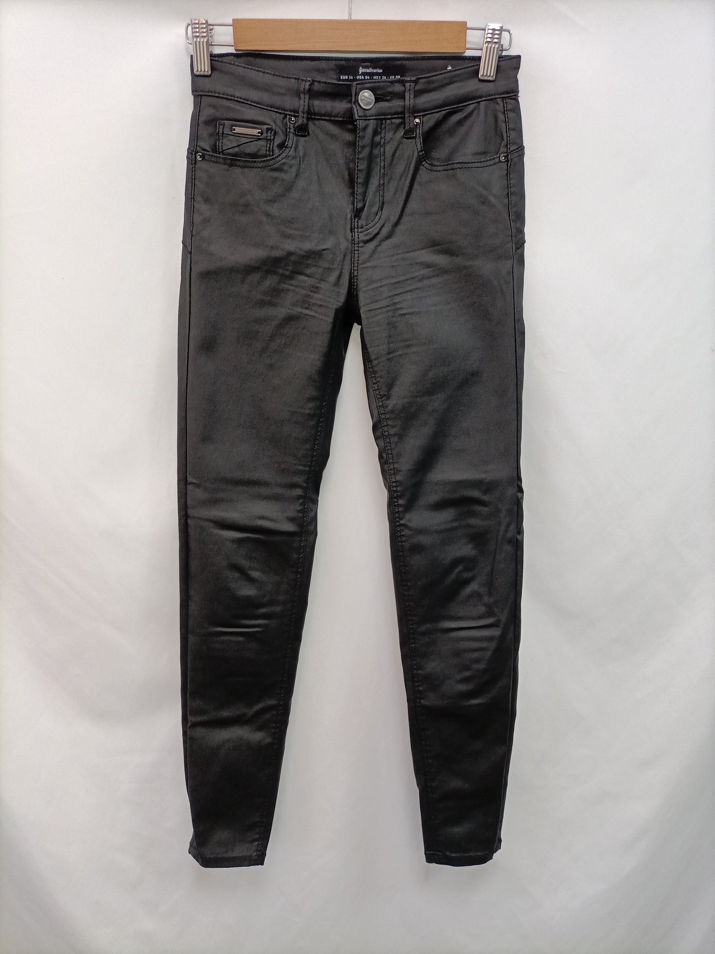 STRADIVARIUS. Pantalón negro encerado T.36