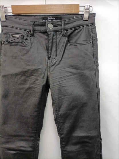 STRADIVARIUS. Pantalón negro encerado T.36