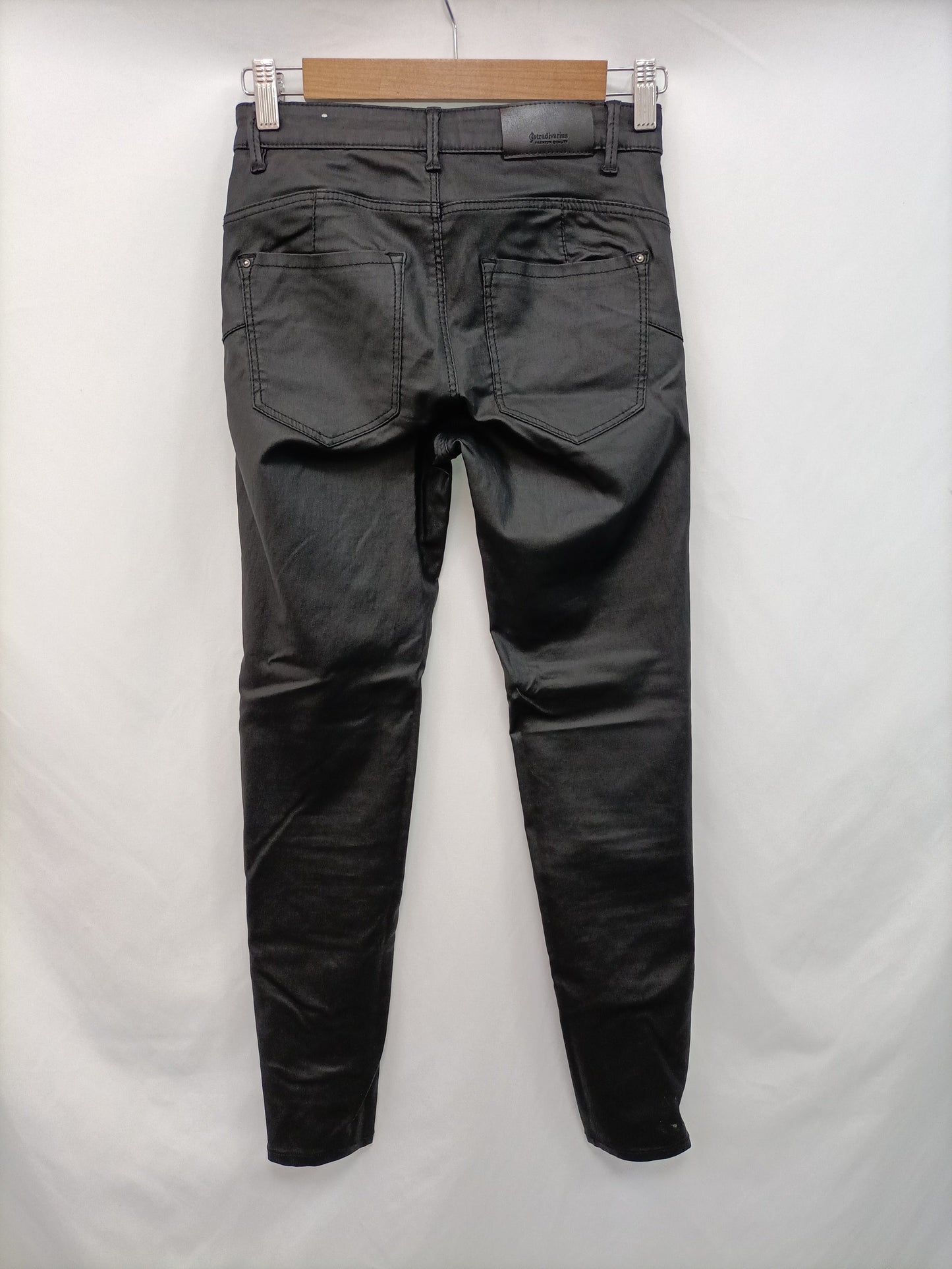 STRADIVARIUS. Pantalón negro encerado T.36