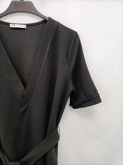 ZARA. Vestido negro corto T.s