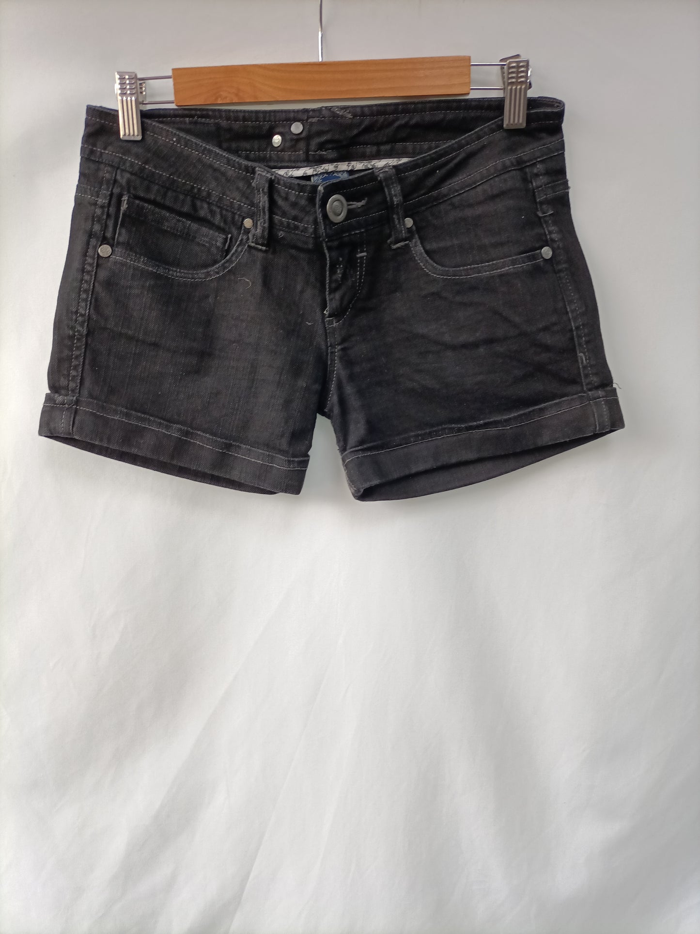 BERSHKA. Shorts negro denim T.36