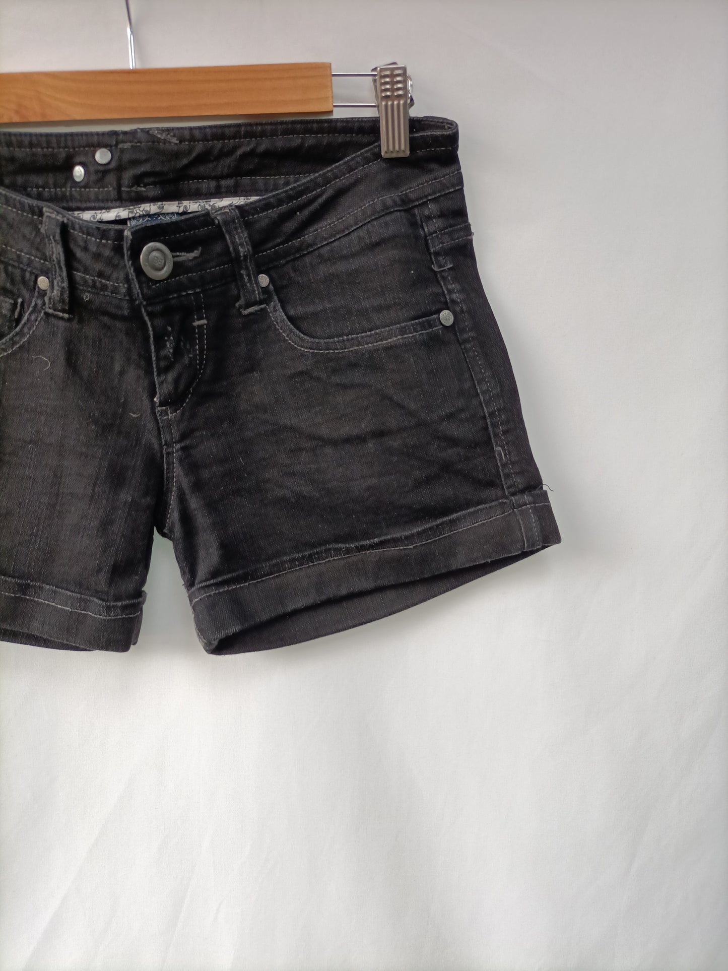 BERSHKA. Shorts negro denim T.36