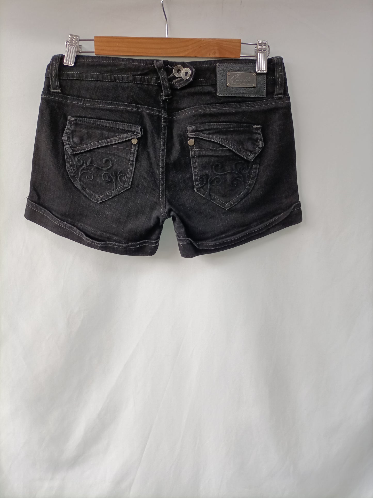 BERSHKA. Shorts negro denim T.36