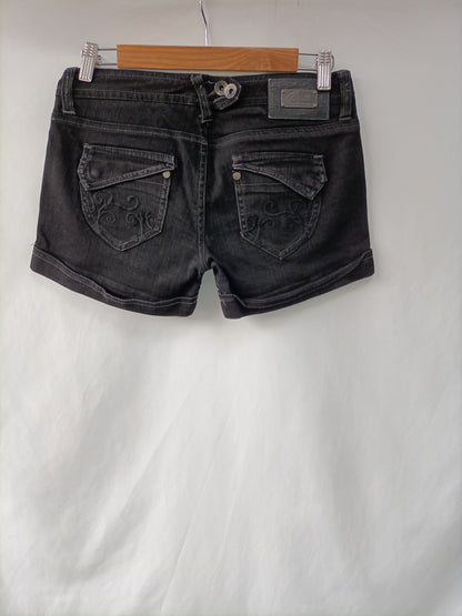 BERSHKA. Shorts negro denim T.36