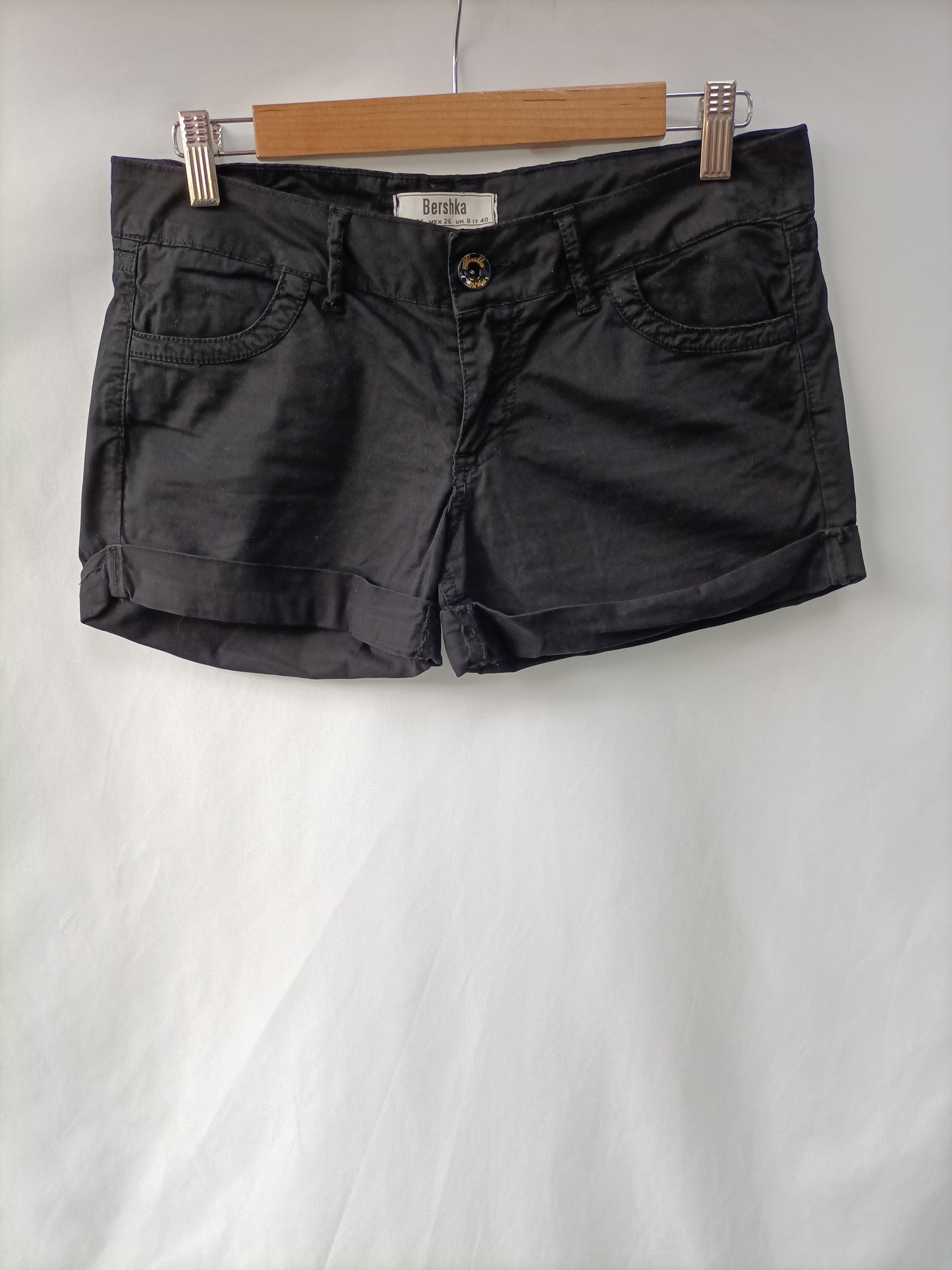 BERSHKA. Shorts negro T.36