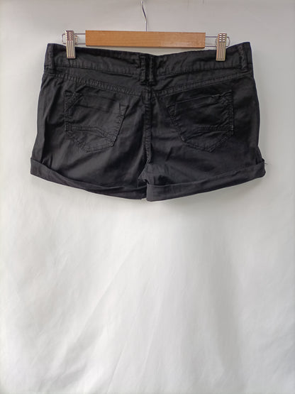 BERSHKA. Shorts negro T.36