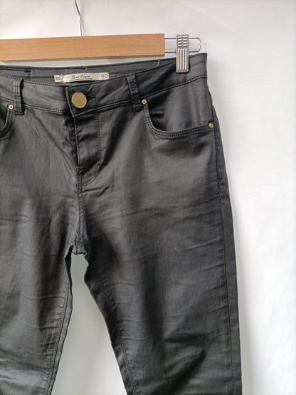 ZARA. Pantalón negro encerado T.36