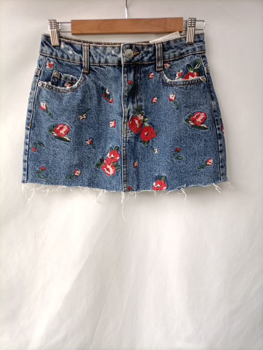 BERSHKA. Falda denim bordada T.34