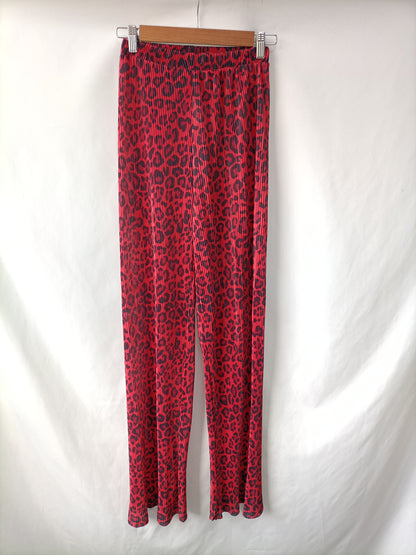 PULL&BEAR. Pantalón plisado animal print T.s