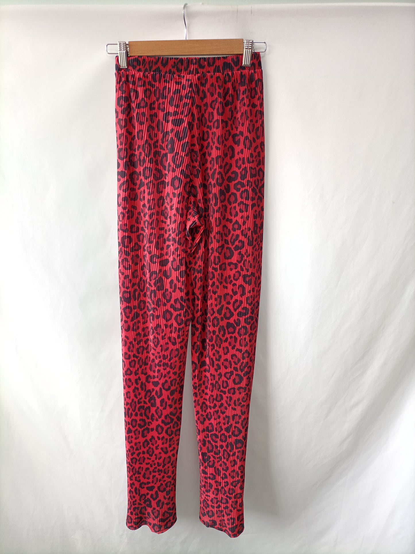 PULL&BEAR. Pantalón plisado animal print T.s