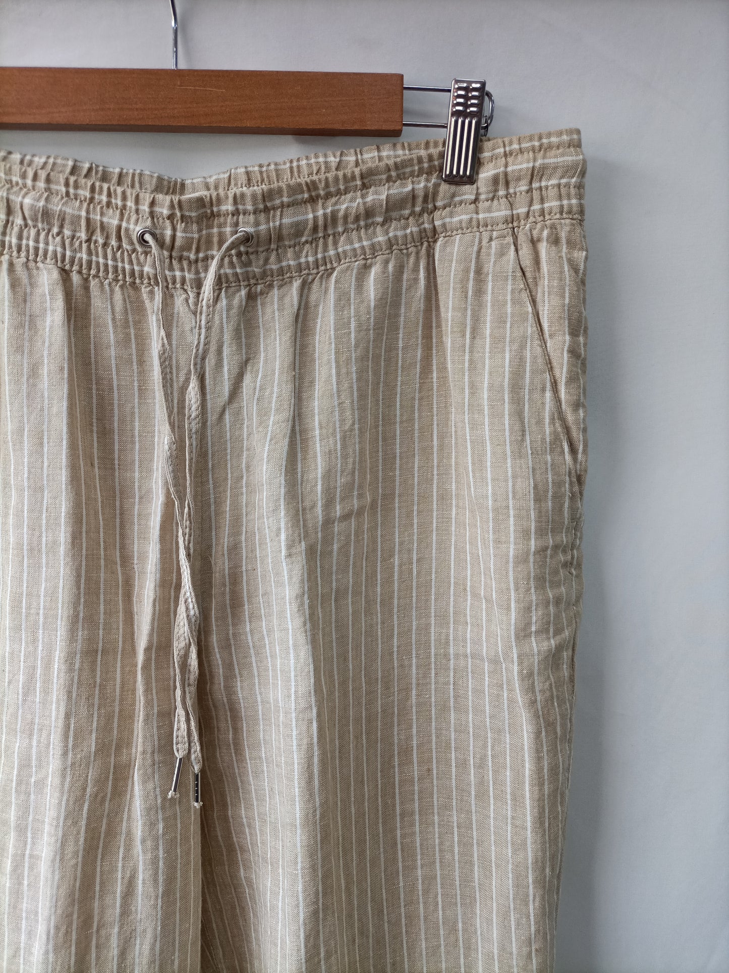 H&M. Pantalón beige rayas T.38