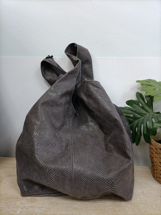 GENUINE LEATHER. bolso gris brillantitos