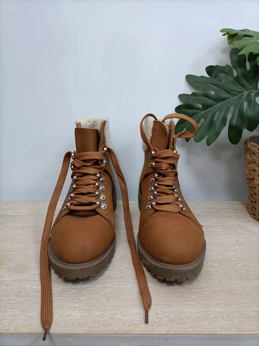 MarketFOREVER21.Botas camel borrego T.36,5