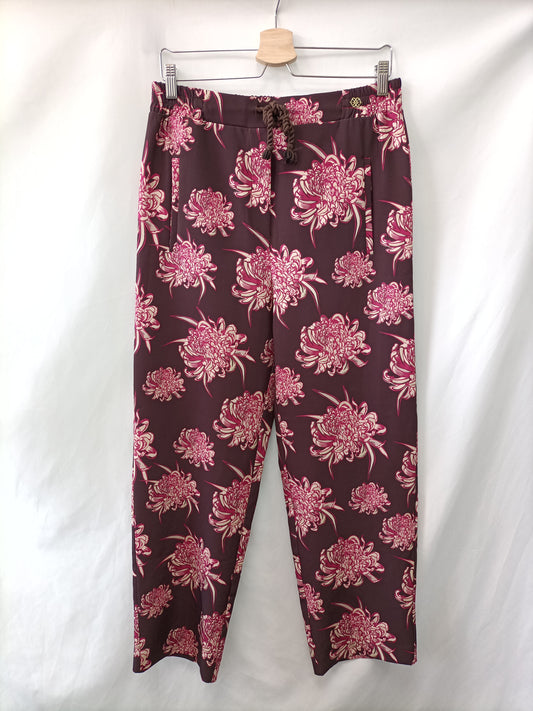 CUPLÉ. Pantalón burdeos flores T.s