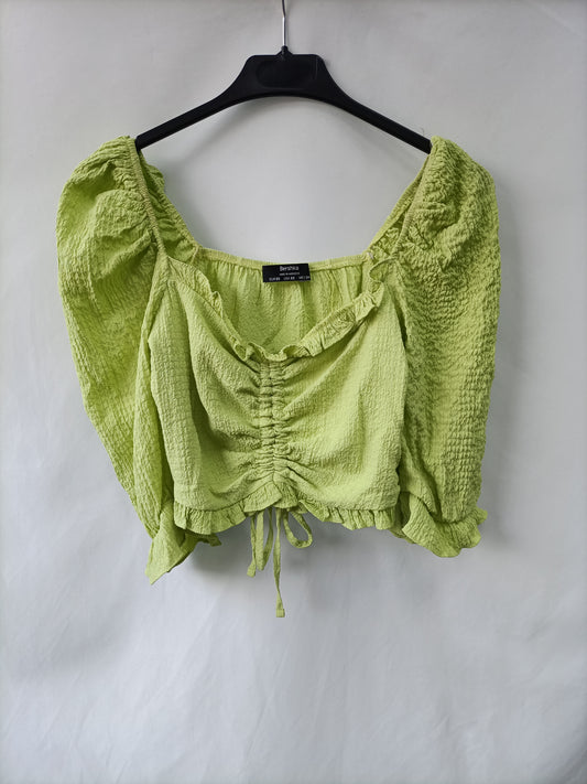 BERSHKA.  Croptop verde textura  T.xs