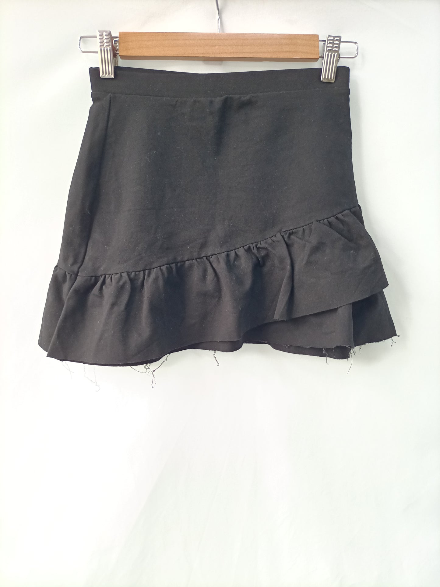 PULL&BEAR. Falda negra volante T.s