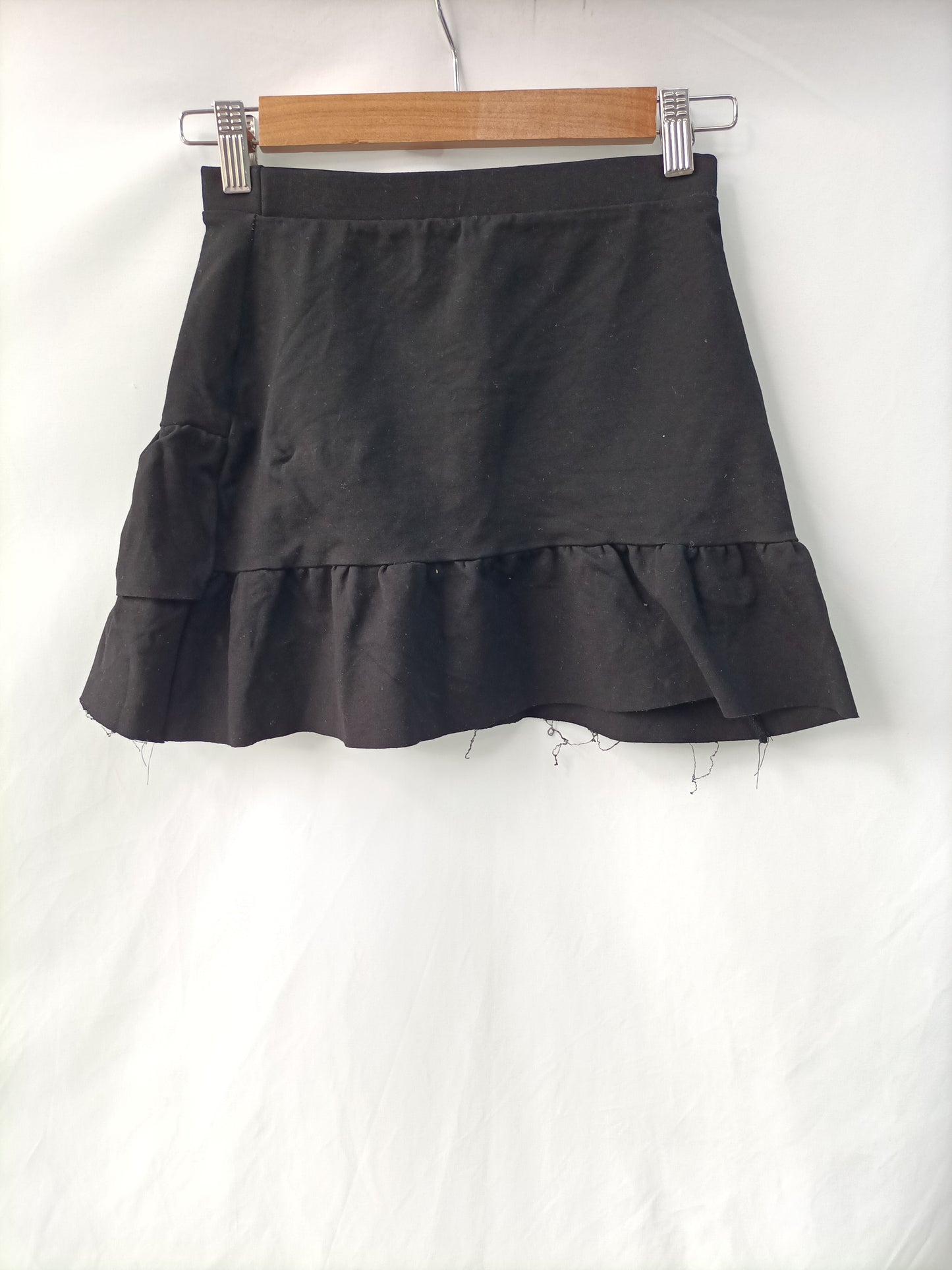 PULL&BEAR. Falda negra volante T.s